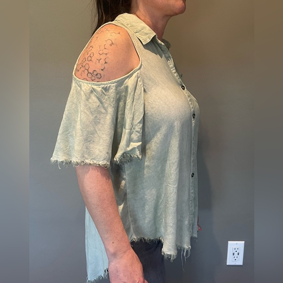 Cold shoulder distressed long button down by Umgee USA - Picture 5 of 8